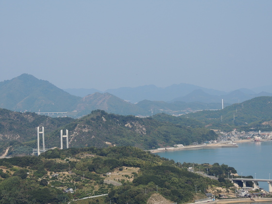 久司山からの眺望、一番遠い山影の中央付近に山頂が２つ連なっている左が竜王山、右が筆影山