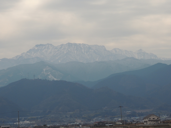 遠く石鎚連峰を望む