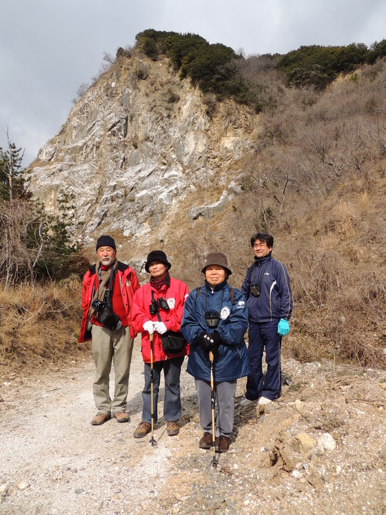 石灰山を背景に１枚