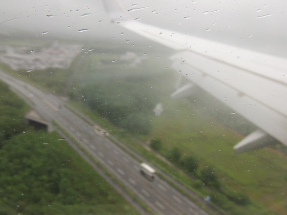 雨の千歳空港、ガッカリ